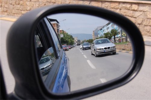 Sipas pozitës së automjeteve, që i ka vërejtur në pasqyrën e tij të djathtë anësore të treguar në fotografi, shoferi: